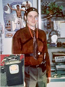 Молодой человек в        электродной шапочке с миниатюрным прибором для регистрации ЭЭГ на поясе - Медиком МТД - ЗДРАВООХРАНЕНИЕ-2002 - Pепортаж РМС-Экспо