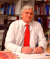 Директор и главный врач клиники - профессор Вернер Зиеберт - один из лучших специалистов Германии в области протезирования тазобедренного и коленного суставов (эндопротезирование суставов).