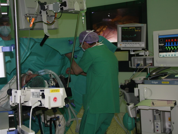 Лапароскопическая операции в немецкой клинике Заксенхаузен . Врач-анестезиолог дает наркоз