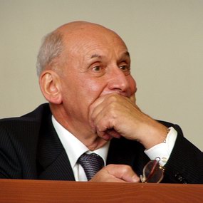 Смулевич Анатолий Болеславович, академика РАМН, профессор, руководитель отделения пограничной психической патологии и психосоматических расстройств научного центра психического здоровья РАМН - Российская конференция «Аффективные и шизоаффективные расстройства»