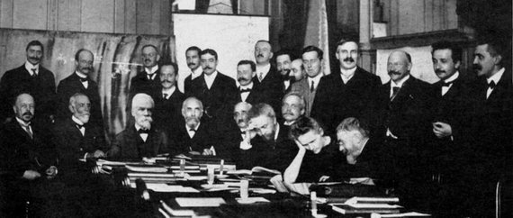 Солвеевский конгресс в Брюсселе. 1911 год: Seated (L-R): Walter Nernst, Marcel Brillouin, Ernest Solvay, Hendrik Lorentz, Emil Warburg, Jean Baptist Perrin, Wilhelm Wien, Marie Curie, and Henri Poincare. Standing (L-R): Robert Goldschmidt, Max Planck, Heinrich Rubens, Arnold Sommerfeld, Ferdinand Lindemann, Maurice de Broglie, Martin Knudsen, Fritz Hasenohrl, Georges Hostelet, Edouard Hertzen, James Hopwood Jeans, Ernest Rutherford, Heike Kamerlingh Onnes, Albert Einstein, and Paul Langevin.