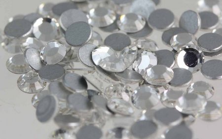 Украшение поверхности зубов ювелирными скайсами в Германии